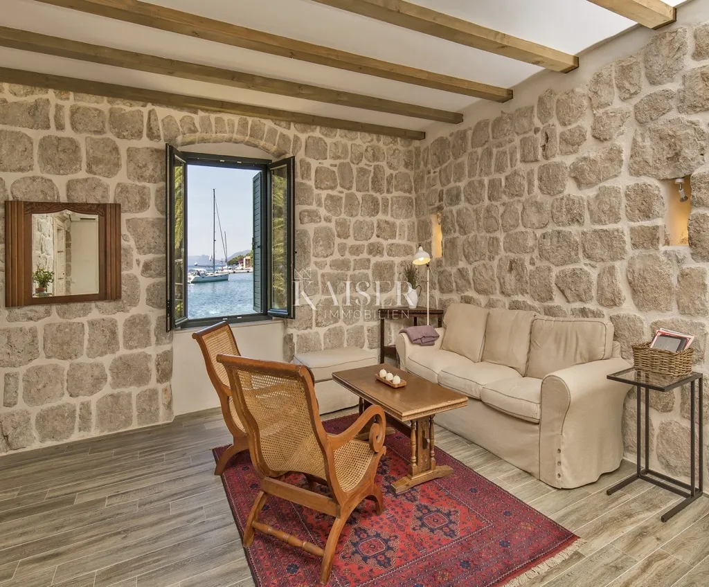 otok šipan - kamena kuća uz more - slika 5