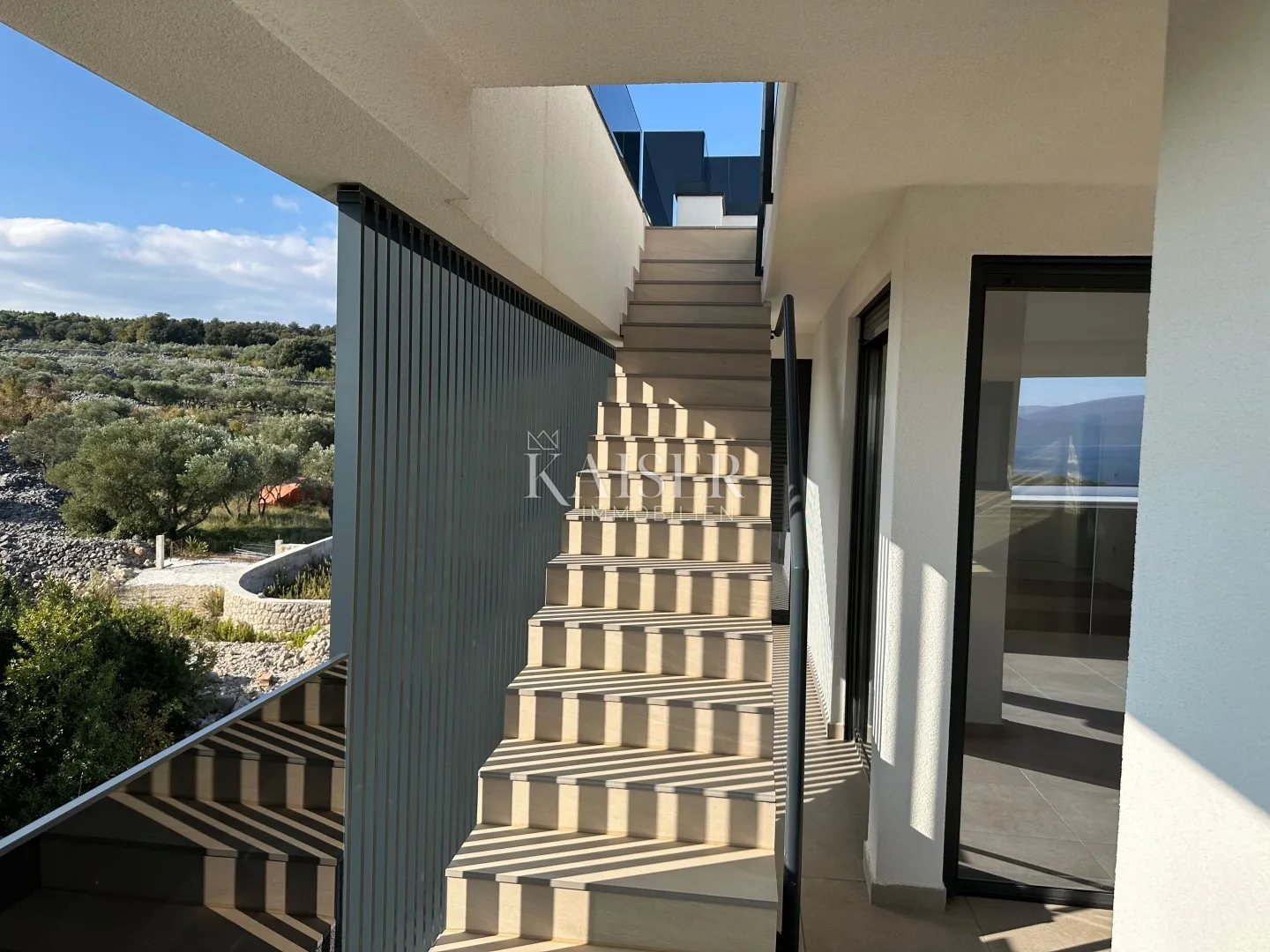 krk - dvoetažni stan 171 m2 sa krovnom terasom i bazenom - slika 23