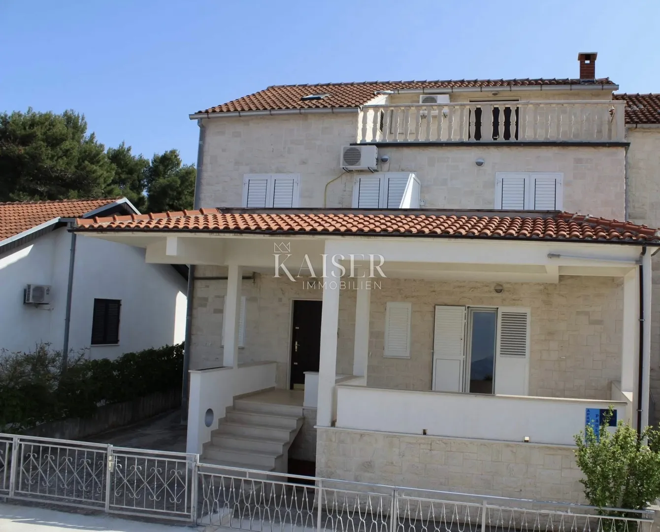 otok brač-prekrasna kamena kuća s pet apartmana, maslinikom i panoramskim pogledom na more - slika 3