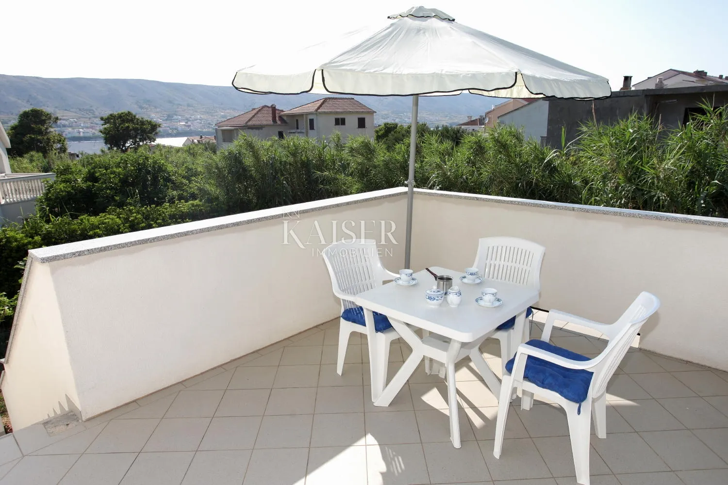 otok pag, pag - kuća s tri stana, 175m2, 300m od mora - slika 1