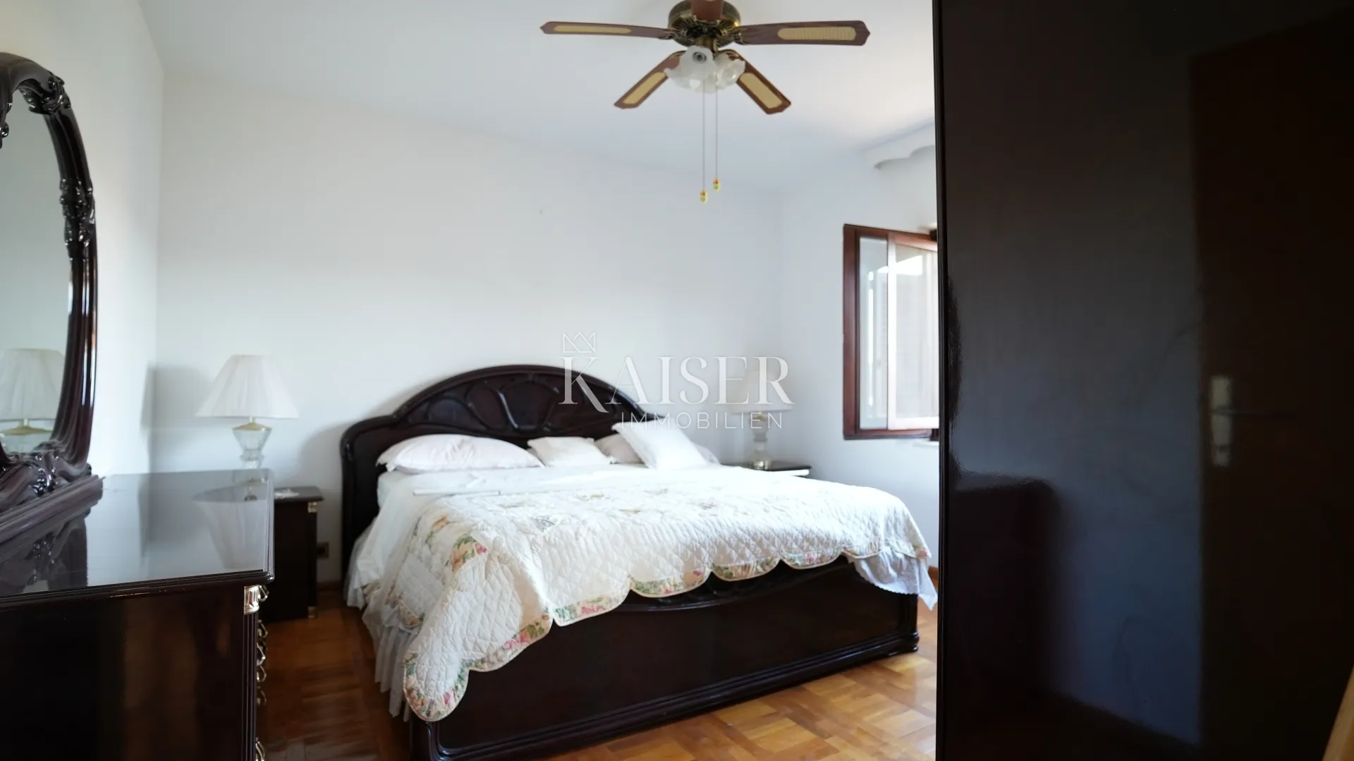 kuća sa dva stana 264m2 prvi red do mora - slika 30