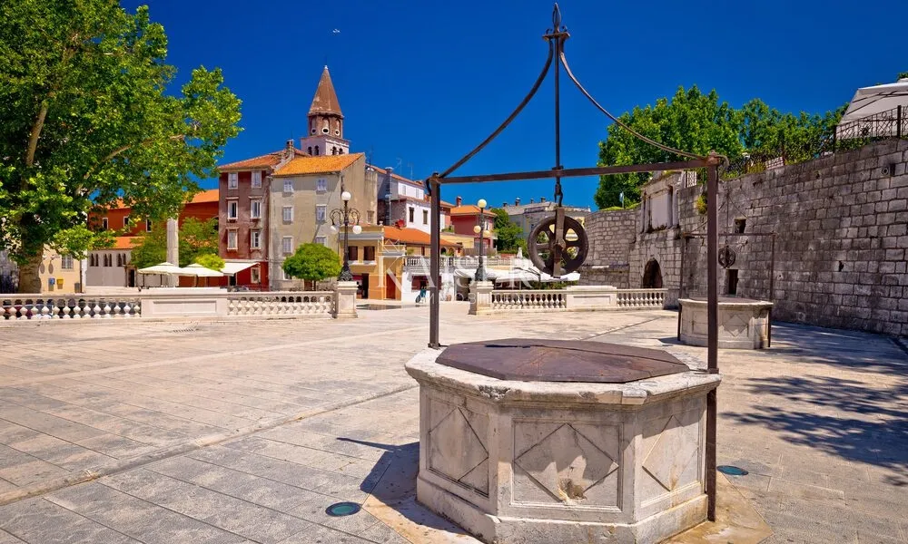 zadar, poluotok, dvoetažni stan na vrhu povijesne zgrade s krovnom terasom u krošnji stoljetnih platana - slika 27