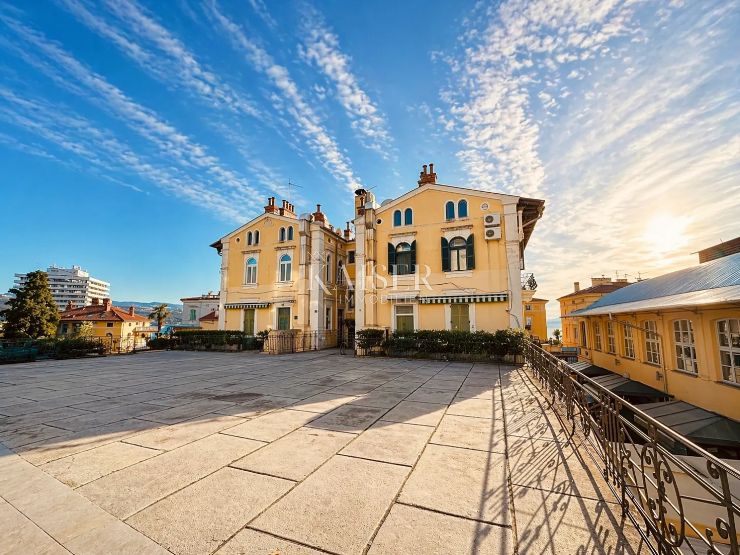 opatija centar – prostran stan s 4 sobe, 3 balkona i parkingom, 70 m od mora - slika 15
