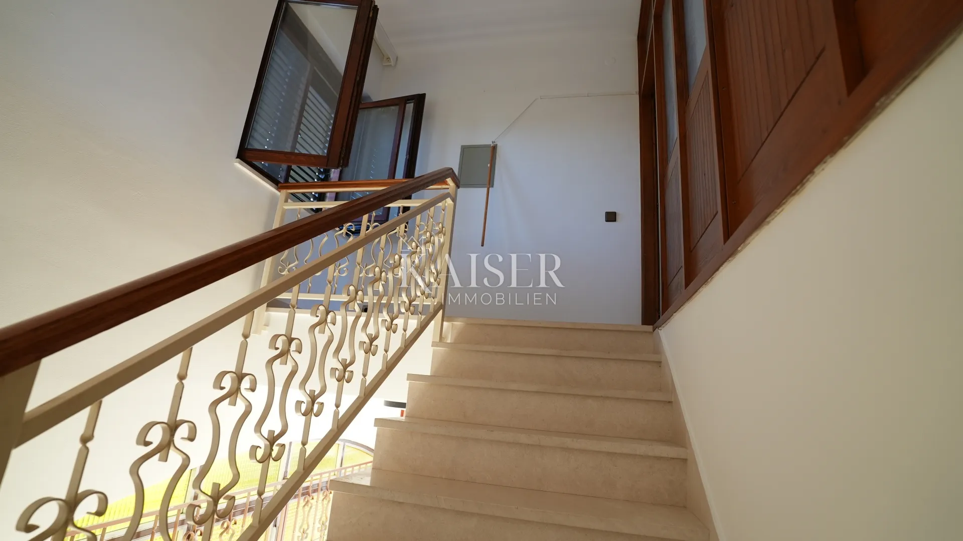 kuća sa dva stana 264m2 prvi red do mora - slika 25