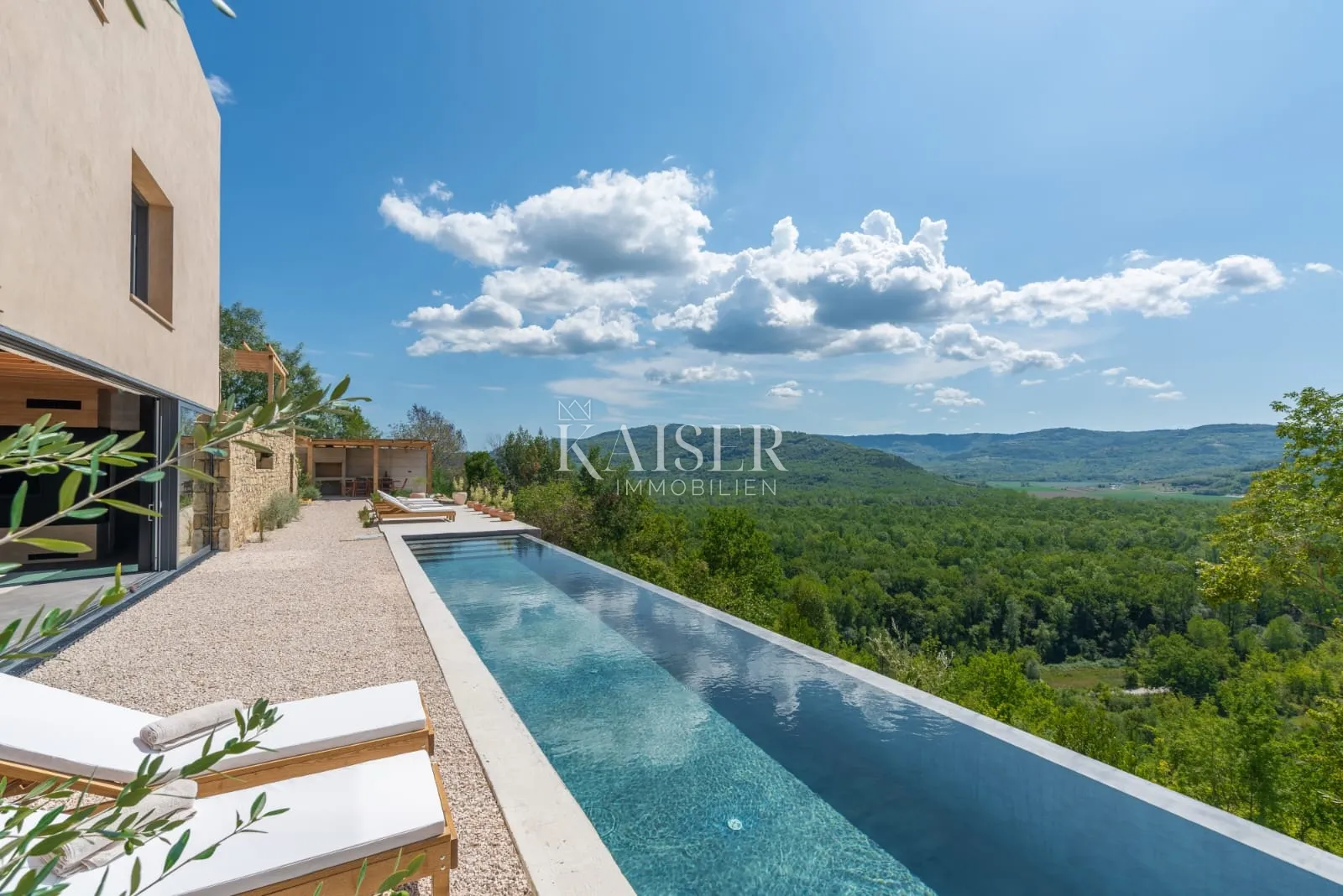 Istra, Motovun - moderna vila s pogledom na Motovun