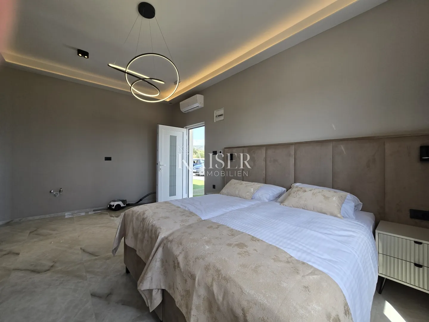 rogoznica- lukszuzna vila sa bazenom i teniskim terenom na 20000m2 - slika 109