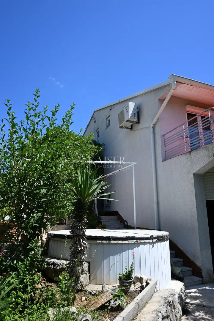 Crikvenica - trosoban stan sa velikom okućnicom