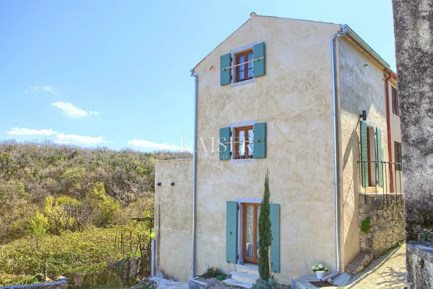 Otok Krk, Dobrinj- šarmantna kuća 71m2, jucuzzijem i 450m2 okućnicom