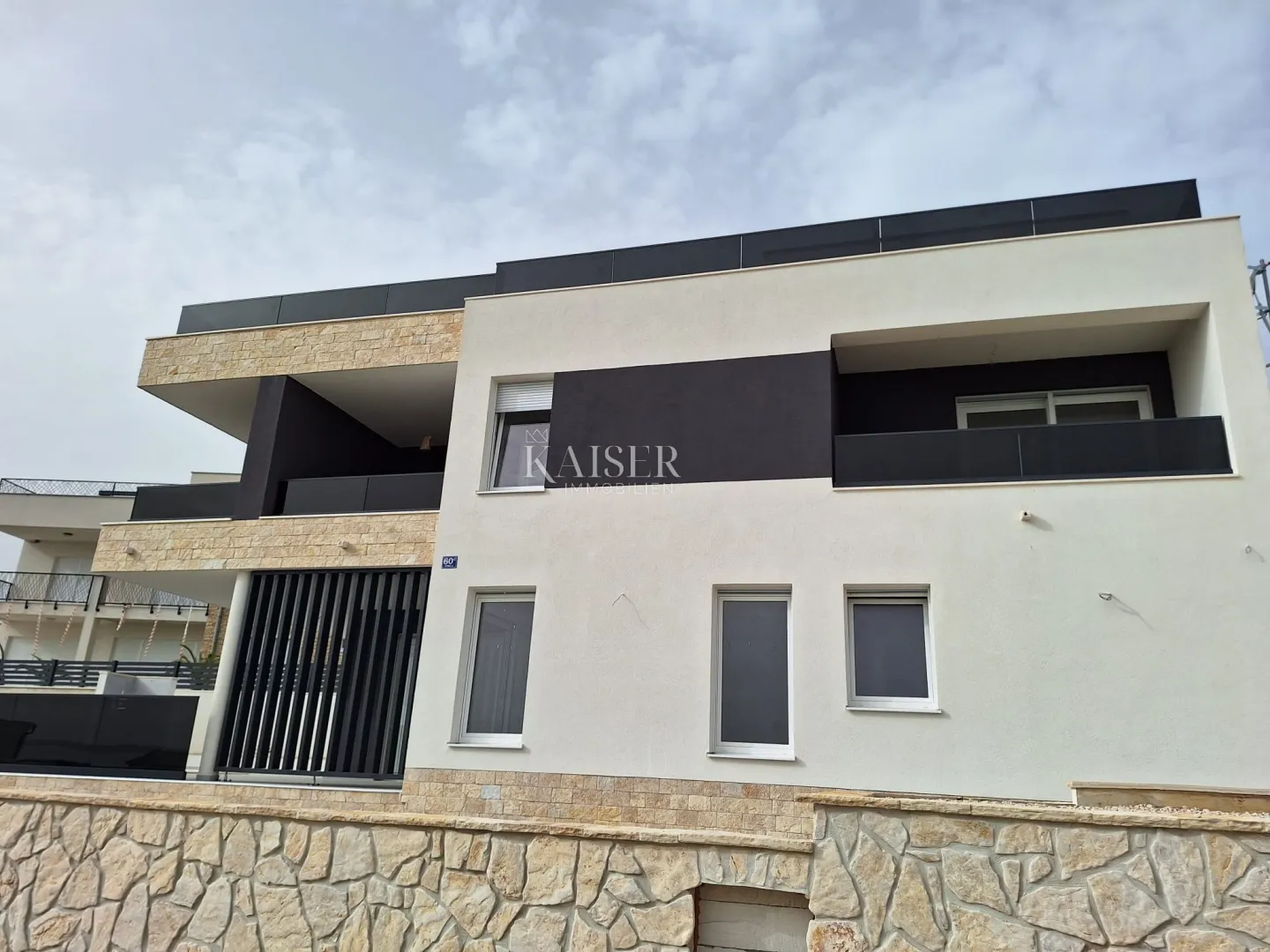 zadar , rtina - vila s bazenom i krovnom terasom - slika 4