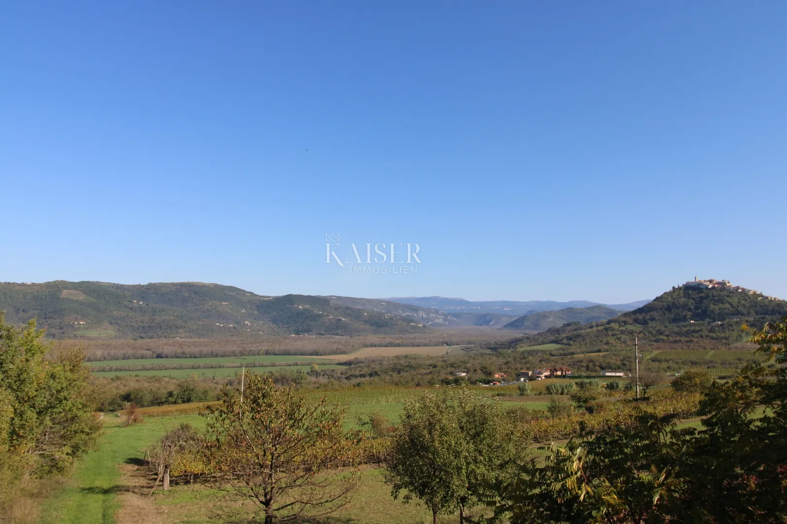 istra - motovun, poljoprivredno zemljište pogled motovun - slika 6