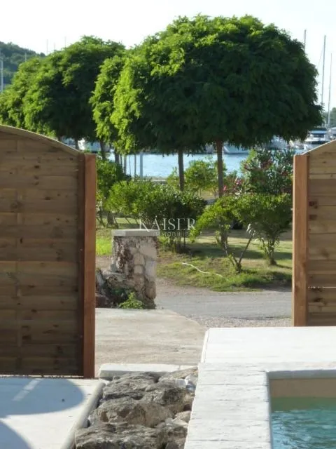 otok ugljan, sutomišćica - kamena kuća prvi red uz more - slika 1