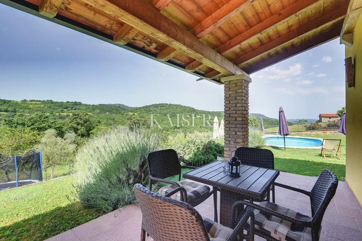 istra, pazin okolica - kuća 270m2 sa bazenom i prekrasnom okućnicom - slika 31