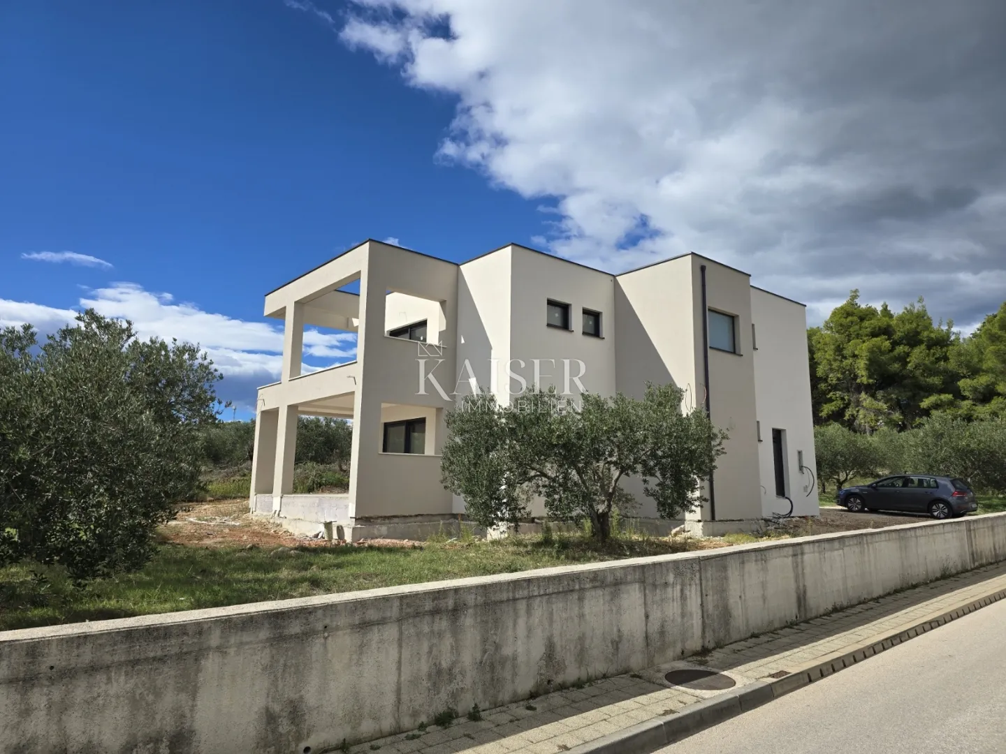 vodice-luksuzna vila s bazenom i prostranim terasama - slika 7