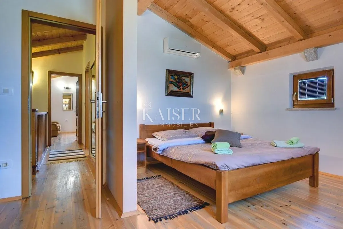 istra, pazin okolica - kuća 270m2 sa bazenom i prekrasnom okućnicom - slika 27
