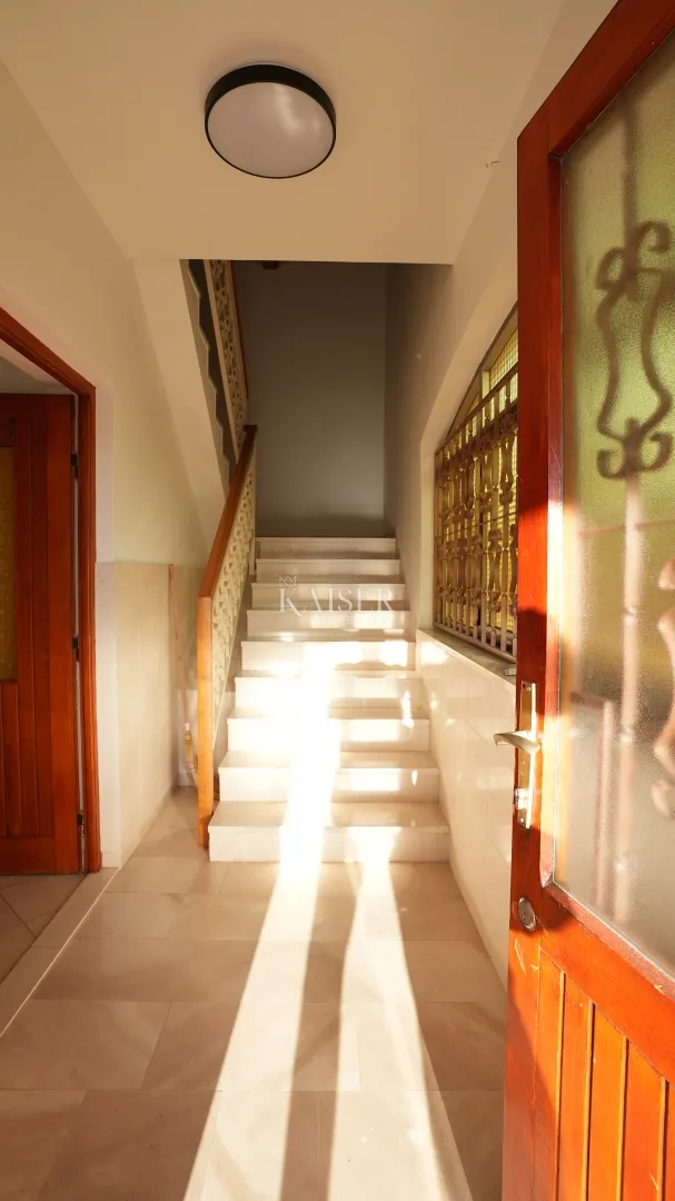 kuća sa dva stana 264m2 prvi red do mora - slika 3