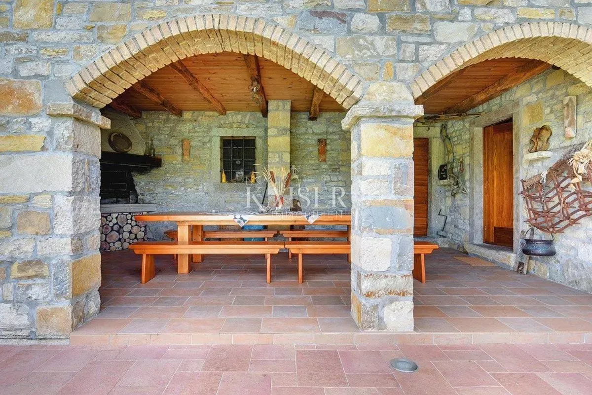 istra, pazin okolica - kuća 270m2 sa bazenom i prekrasnom okućnicom - slika 34