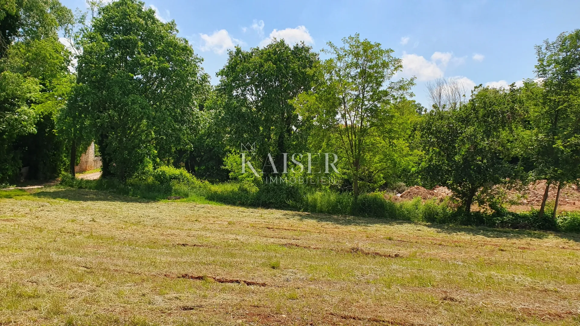 istra - kaštelir, građevinsko zemljište sa komunalijama 1550m2 - slika 3