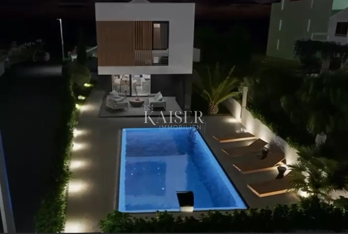 vodice - projekt-luksuzna moderna vila s bazenom i garažom 300 metara od mora - slika 2