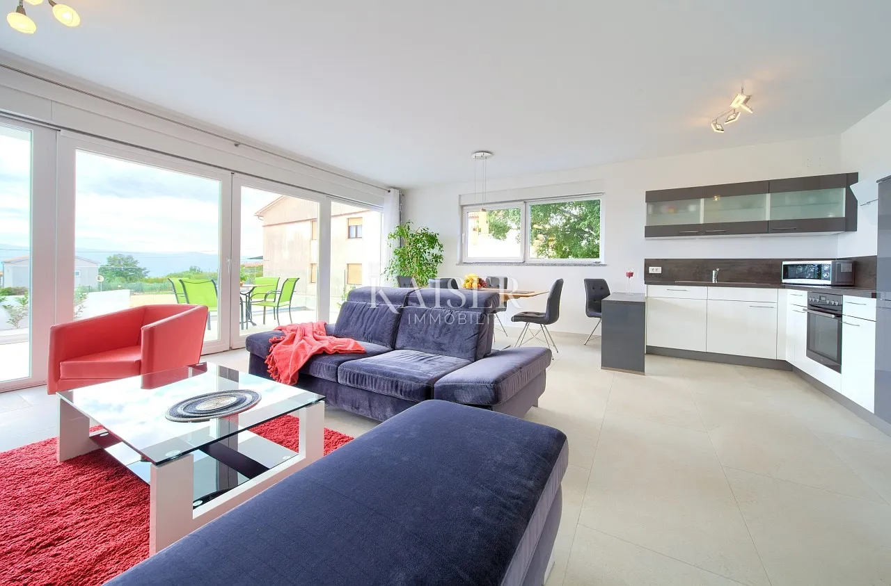otok krk, okolica- moderan apartman 83m2 u vili s okućnicom - slika 3