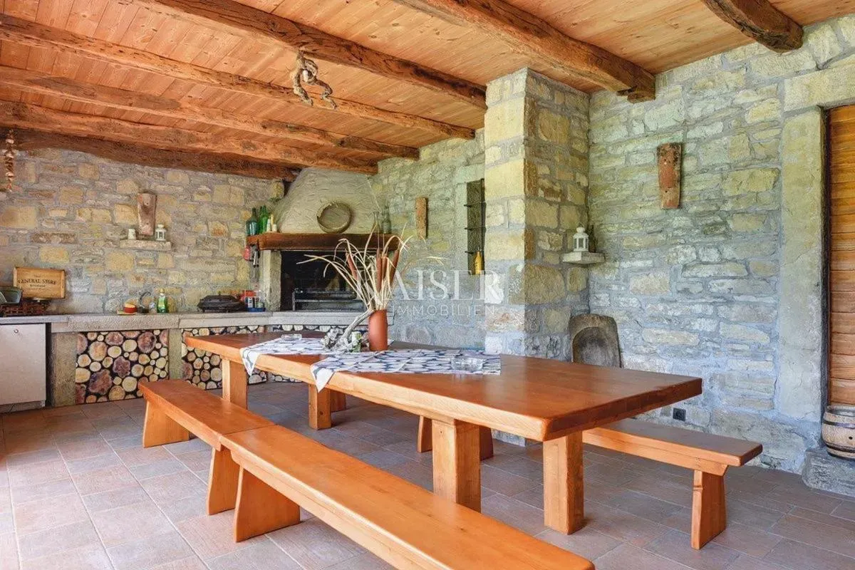 istra, pazin okolica - kuća 270m2 sa bazenom i prekrasnom okućnicom - slika 24