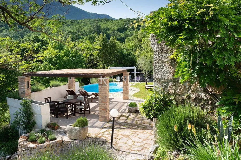 opatijska rivijera - brseč, šarmantno imanje s dvije kamene kuće i bazenom - slika 23