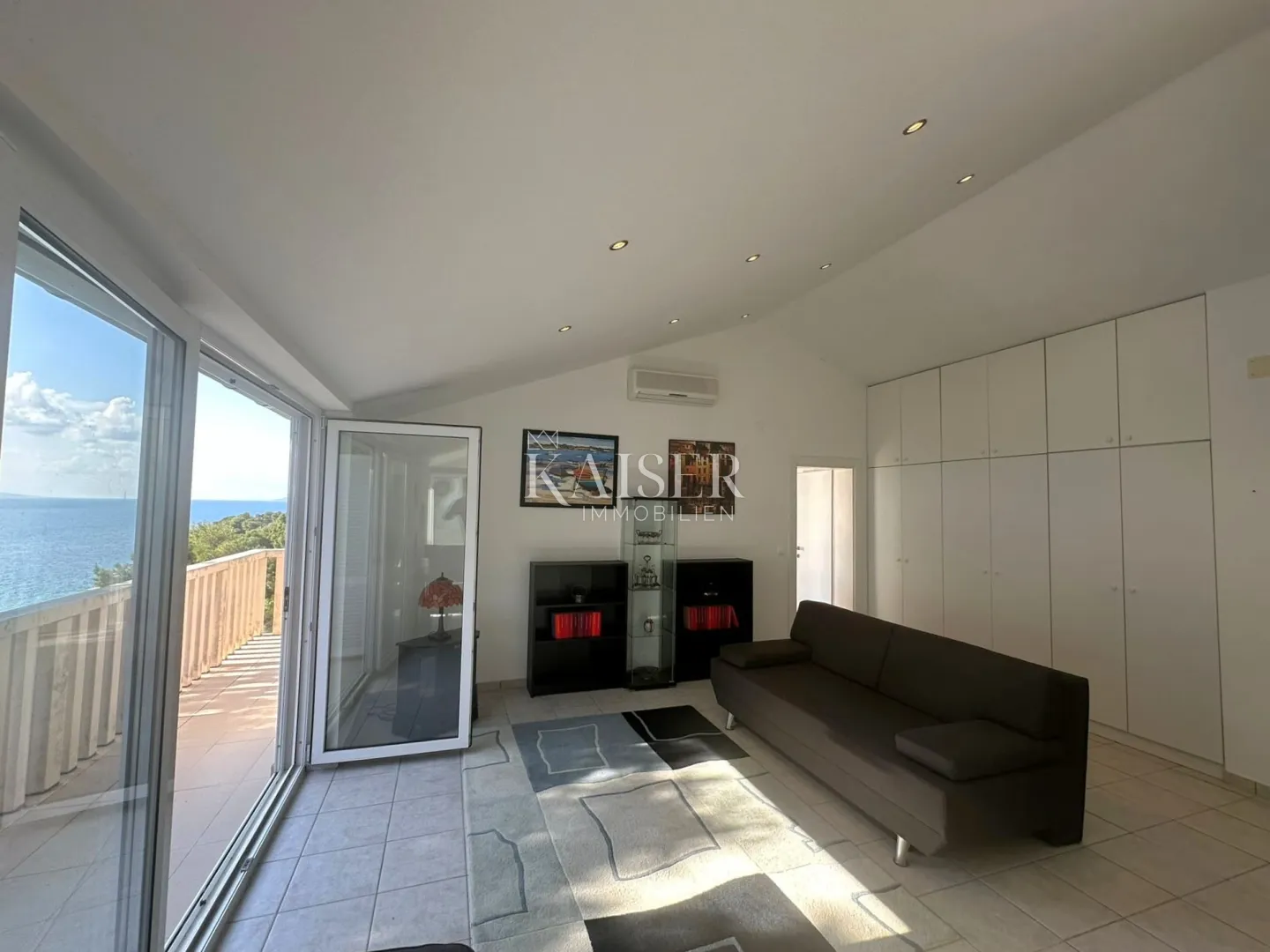 Baška Voda - penthouse 85m2, prvi red do mora, top lokacija