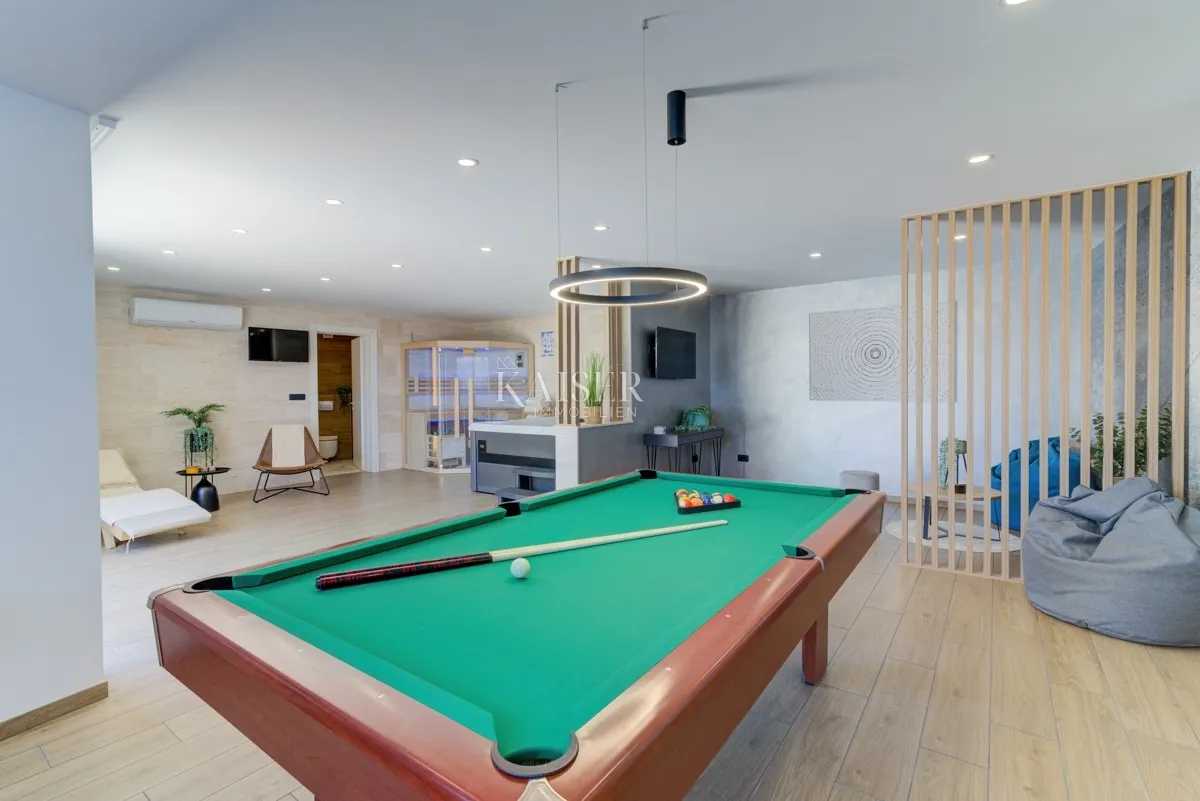 novi vinodolski - villa sa bazenom 300m2 - slika 28