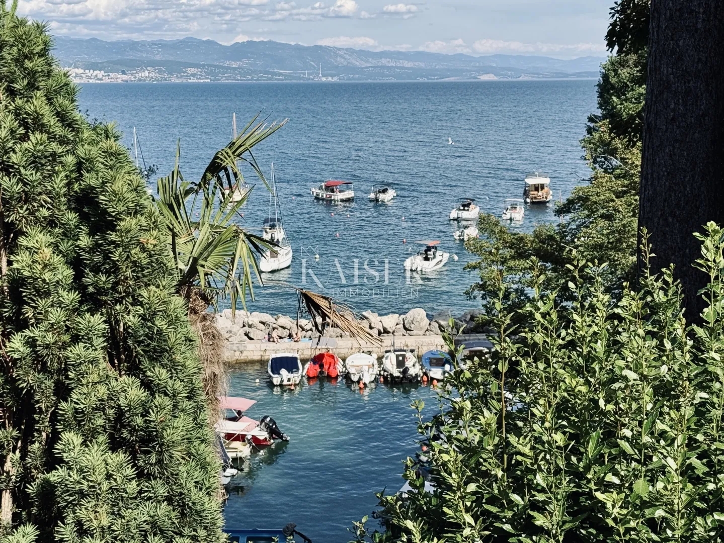 Opatija – Garsonijera od 15 m2 u centru, 1. red do mora
