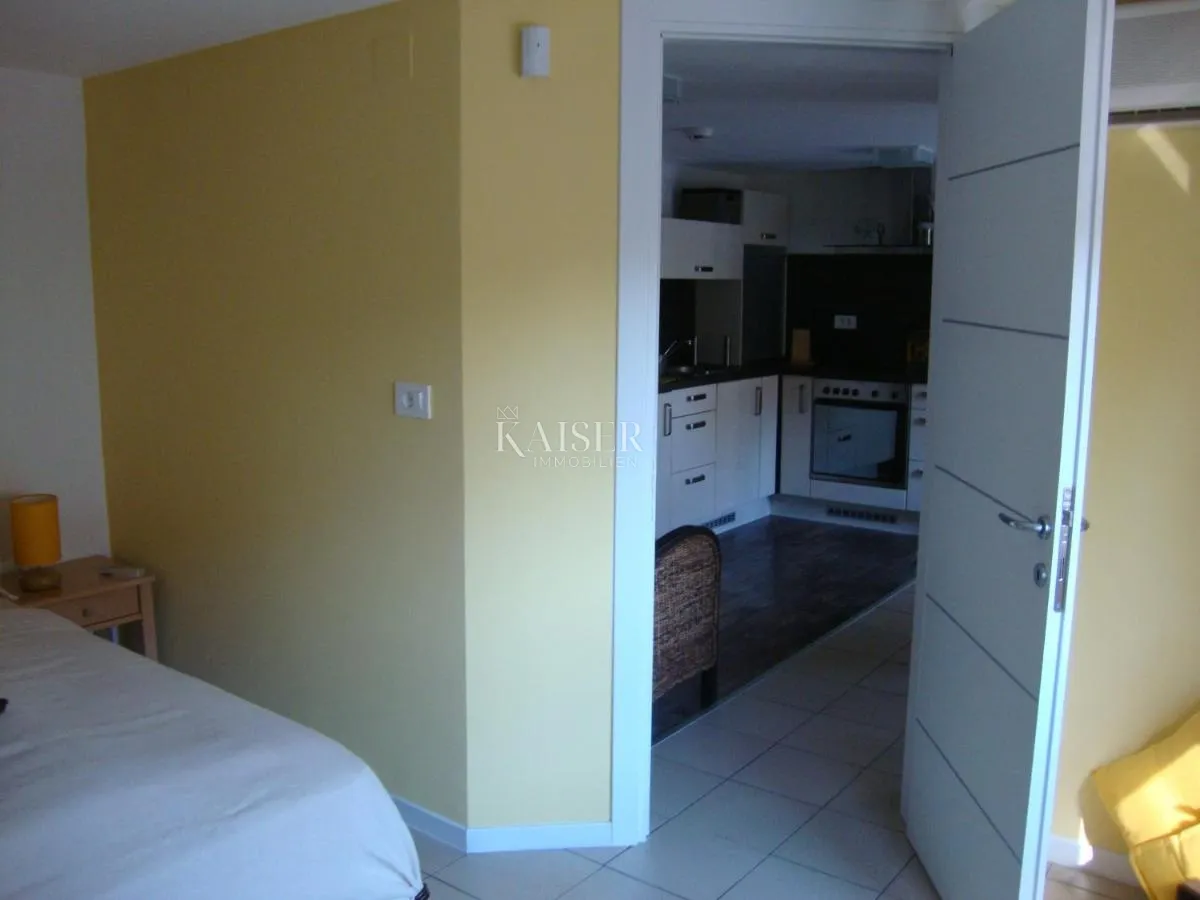 novi vinodolski – vila s tri apartmana na samom moru - slika 5