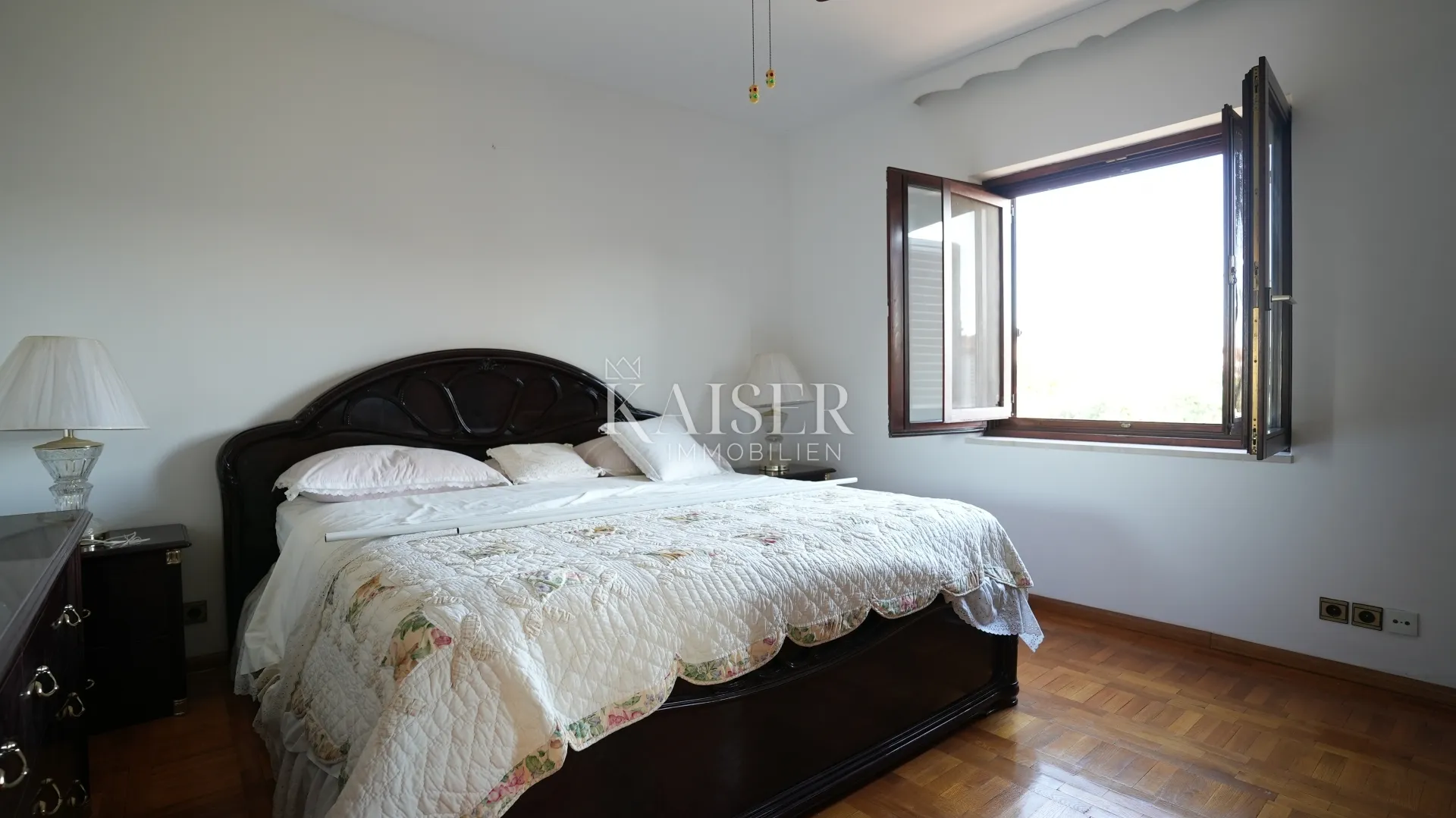 kuća sa dva stana 264m2 prvi red do mora - slika 29