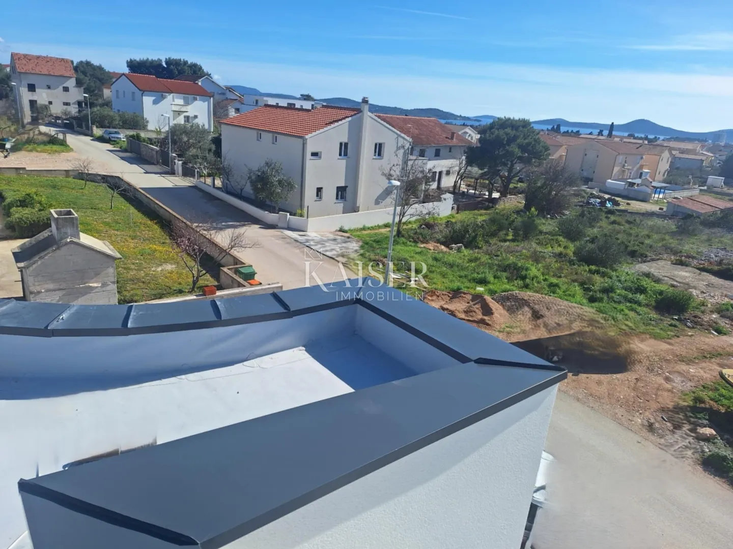 vodice-moderna dvoetažna vila s garažom i prostranim terasama - slika 9