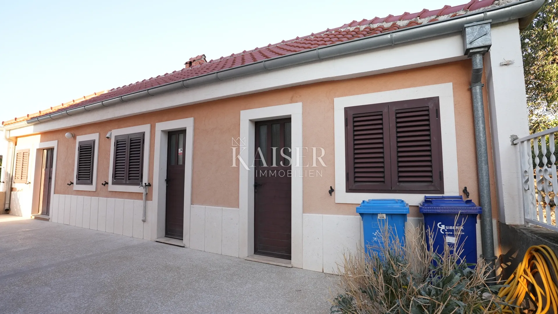 kuća sa dva stana 264m2 prvi red do mora - slika 42