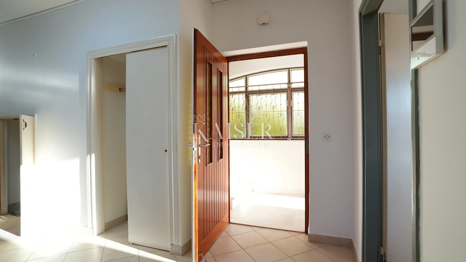 kuća sa dva stana 264m2 prvi red do mora - slika 21