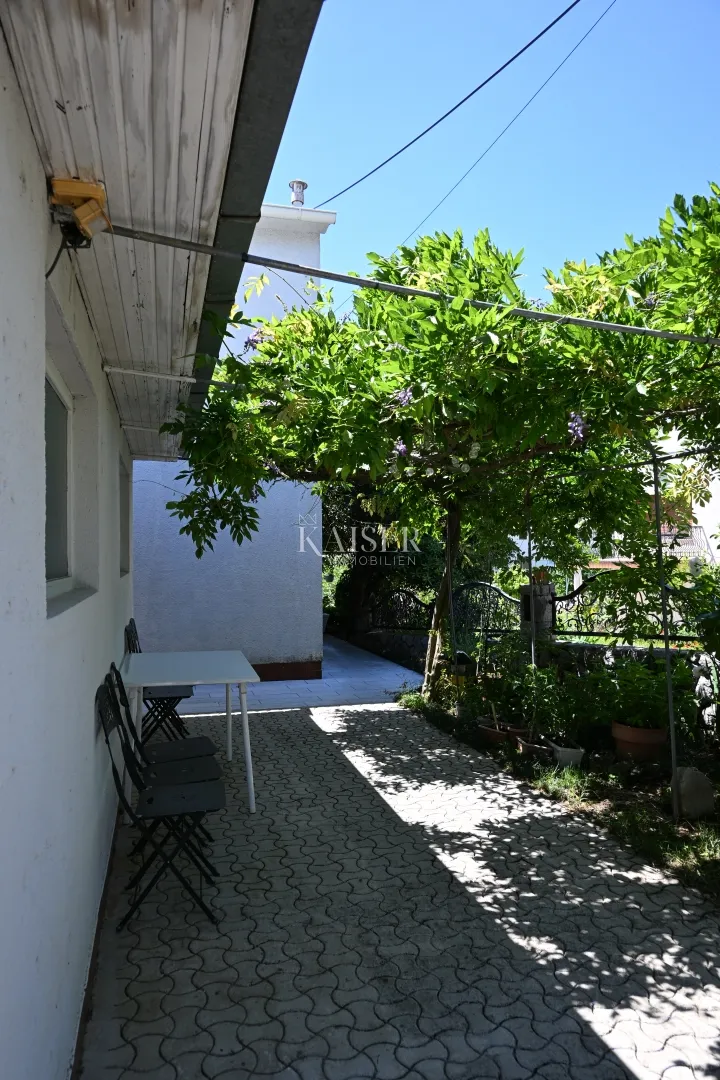 crikvenica - trosoban stan sa velikom okućnicom - slika 73