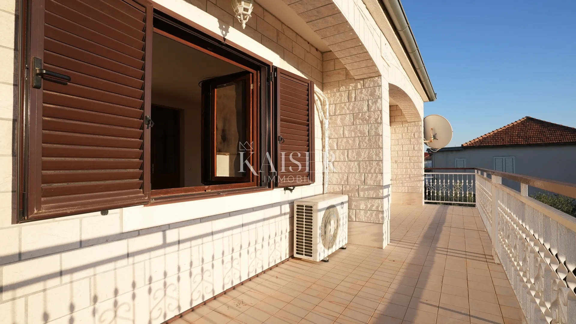 kuća sa dva stana 264m2 prvi red do mora - slika 39