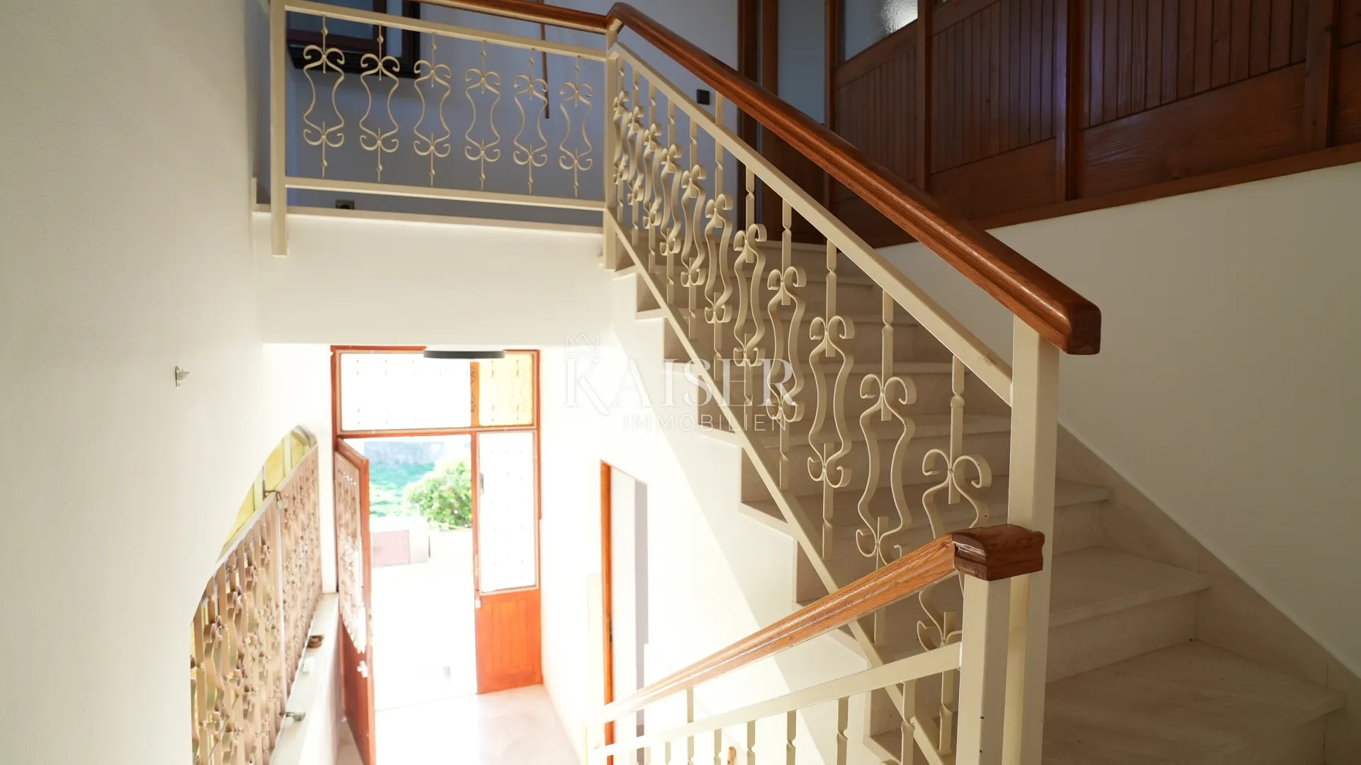 kuća sa dva stana 264m2 prvi red do mora - slika 23