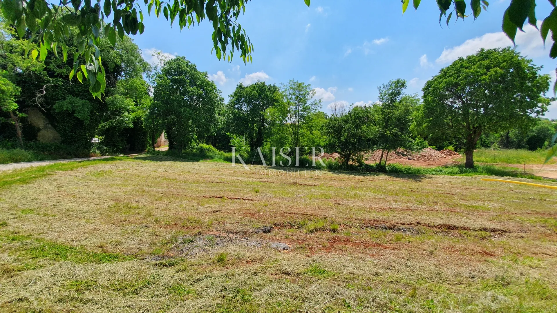 istra - kaštelir, građevinsko zemljište sa komunalijama 1550m2 - slika 2