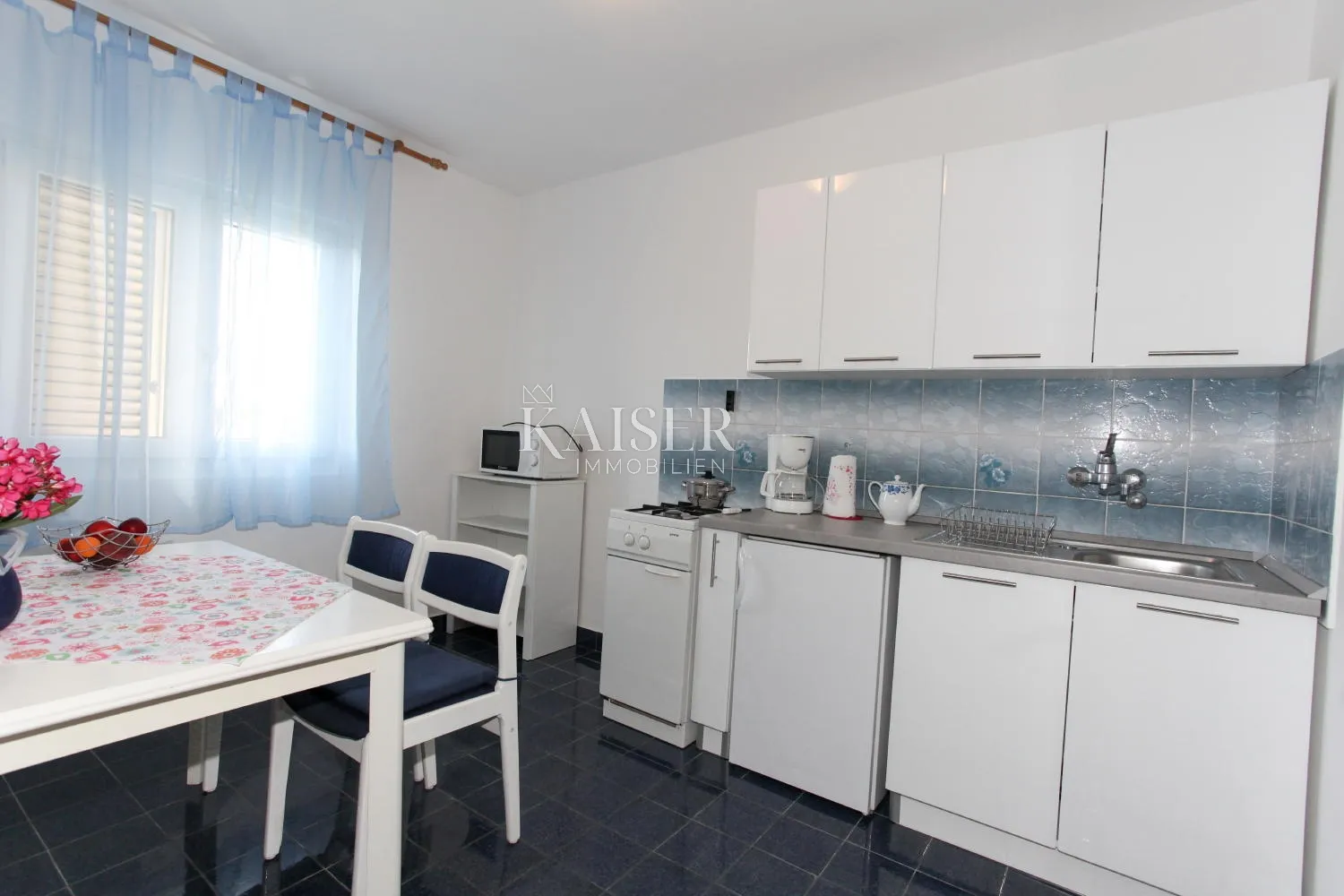 otok pag, pag - kuća s tri stana, 175m2, 300m od mora - slika 3