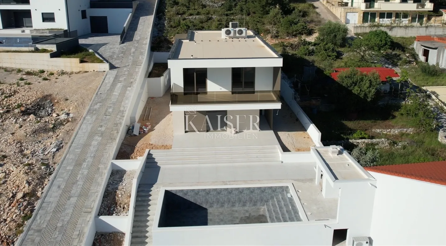 šibenik, žaborić – luksuzna vila s grijanim bazenom i panoramskim pogledom - slika 2