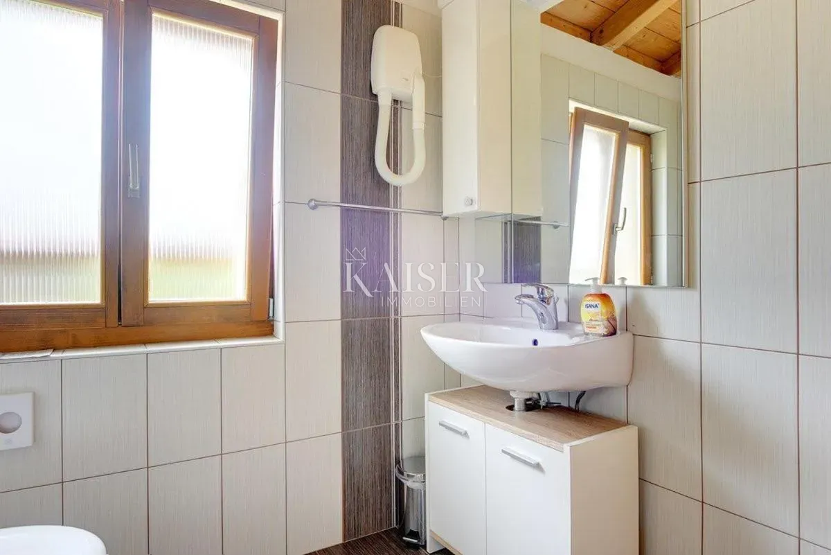 istra, pazin okolica - kuća 270m2 sa bazenom i prekrasnom okućnicom - slika 16