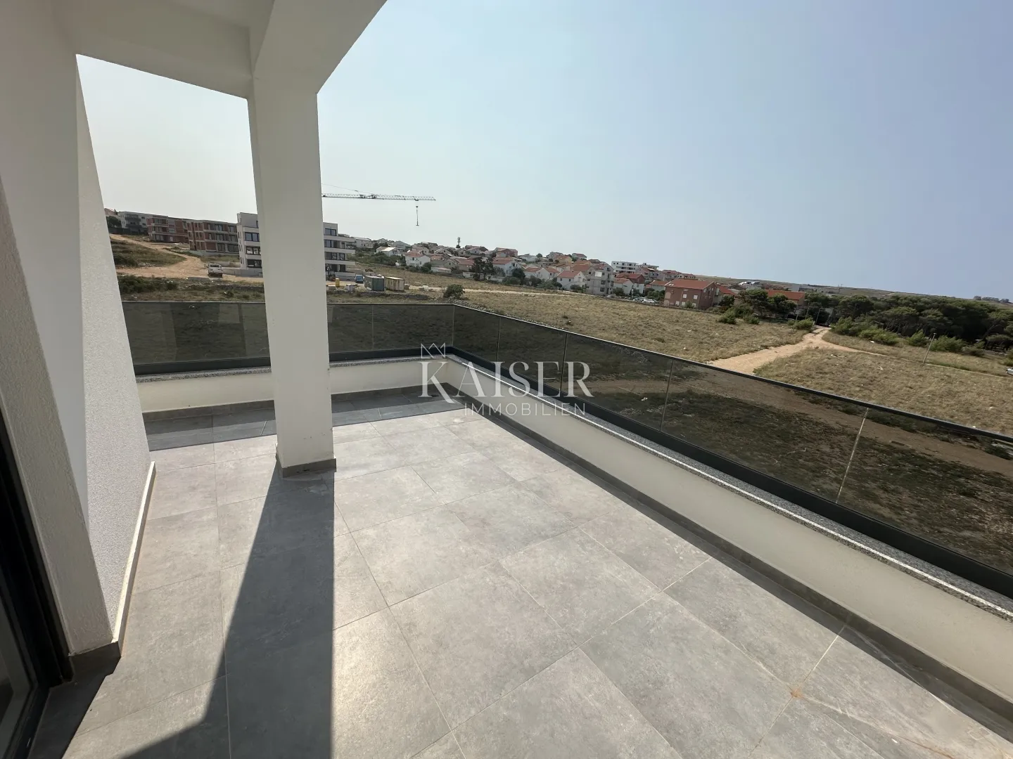 pag, povljana - trosobni stan, veliki balkon, 300 m od mora - slika 3
