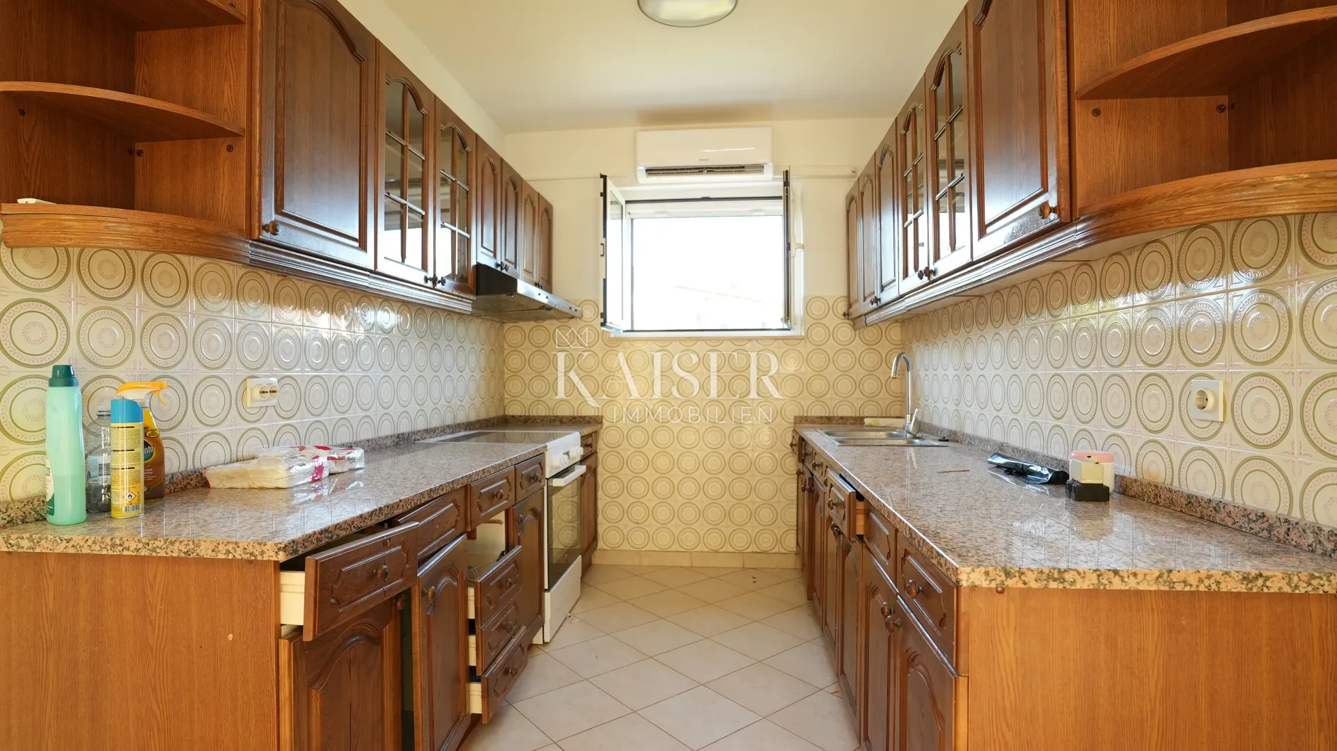 kuća sa dva stana 264m2 prvi red do mora - slika 13