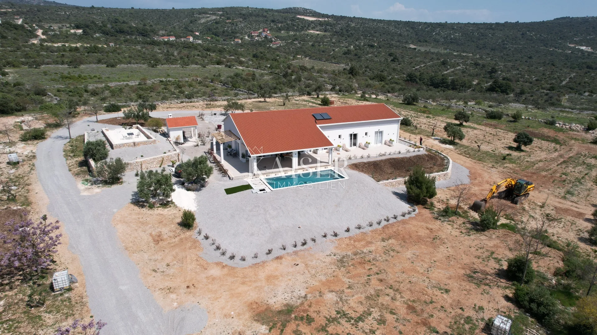 rogoznica- lukszuzna vila sa bazenom i teniskim terenom na 20000m2 - slika 2