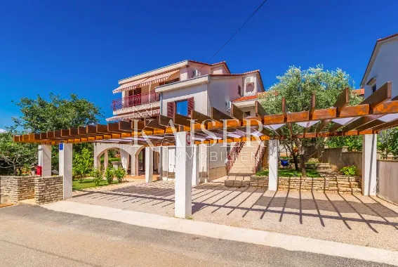 Otok Krk, Pinezići - samostojeća kuća 410m2 - Pinezići, Krk