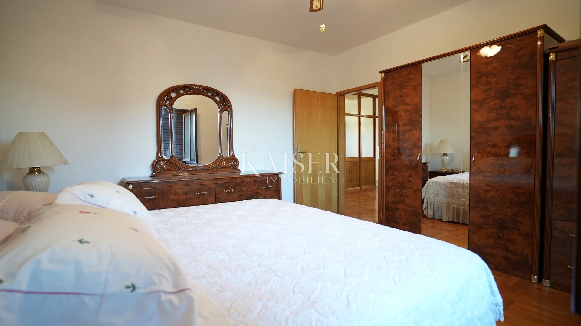 kuća sa dva stana 264m2 prvi red do mora - slika 32