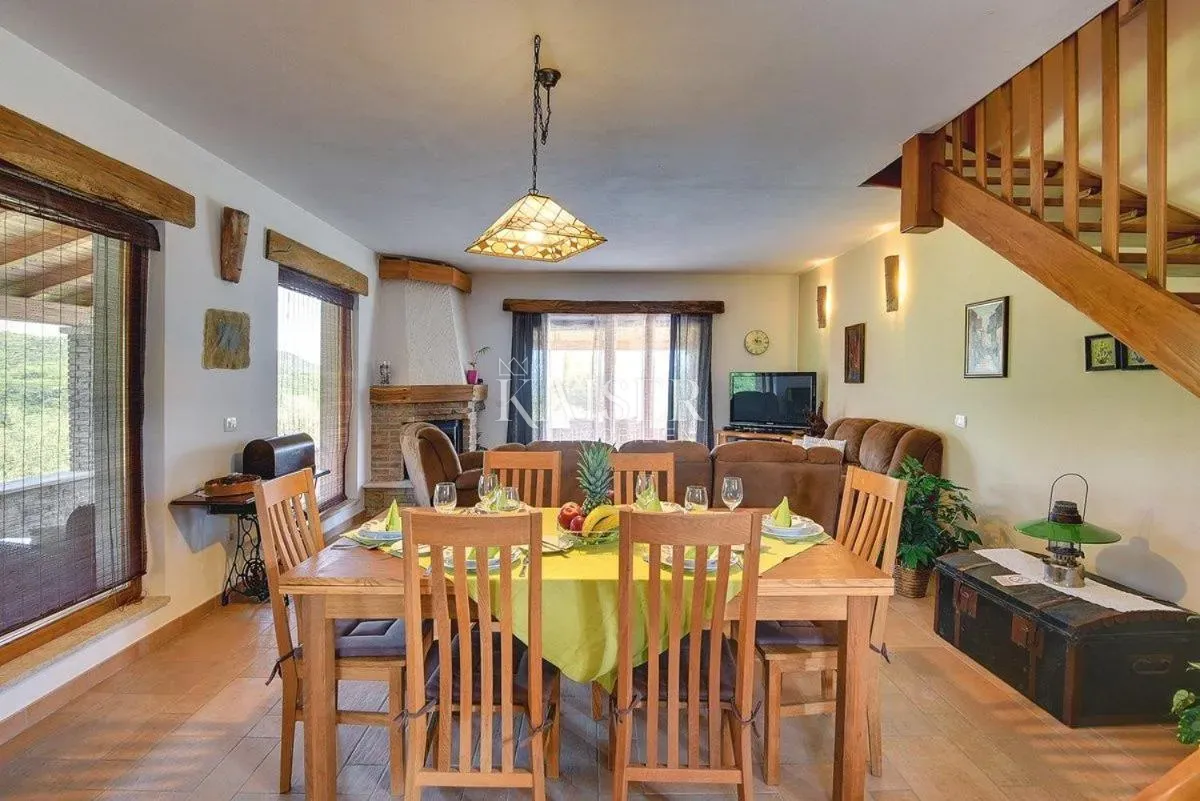 istra, pazin okolica - kuća 270m2 sa bazenom i prekrasnom okućnicom - slika 10