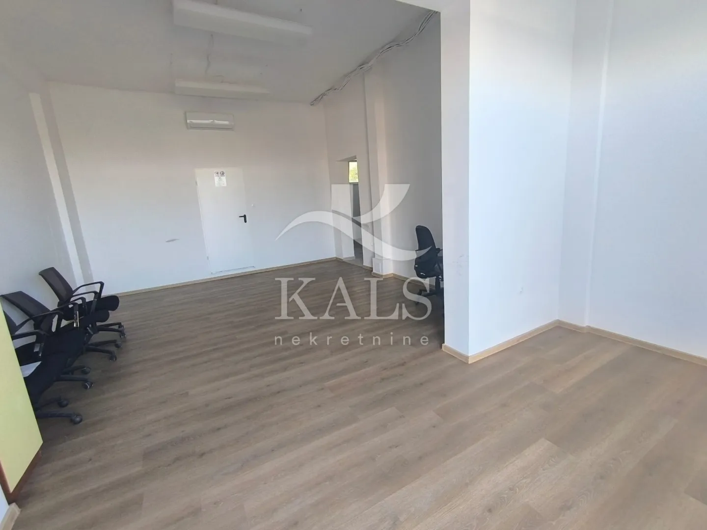 POSLOVNI PROSTOR, NAJAM, KAŠTEL NOVI, UZ MAGISTRALU, 69 m2 - Kaštel Novi, Kaštela
