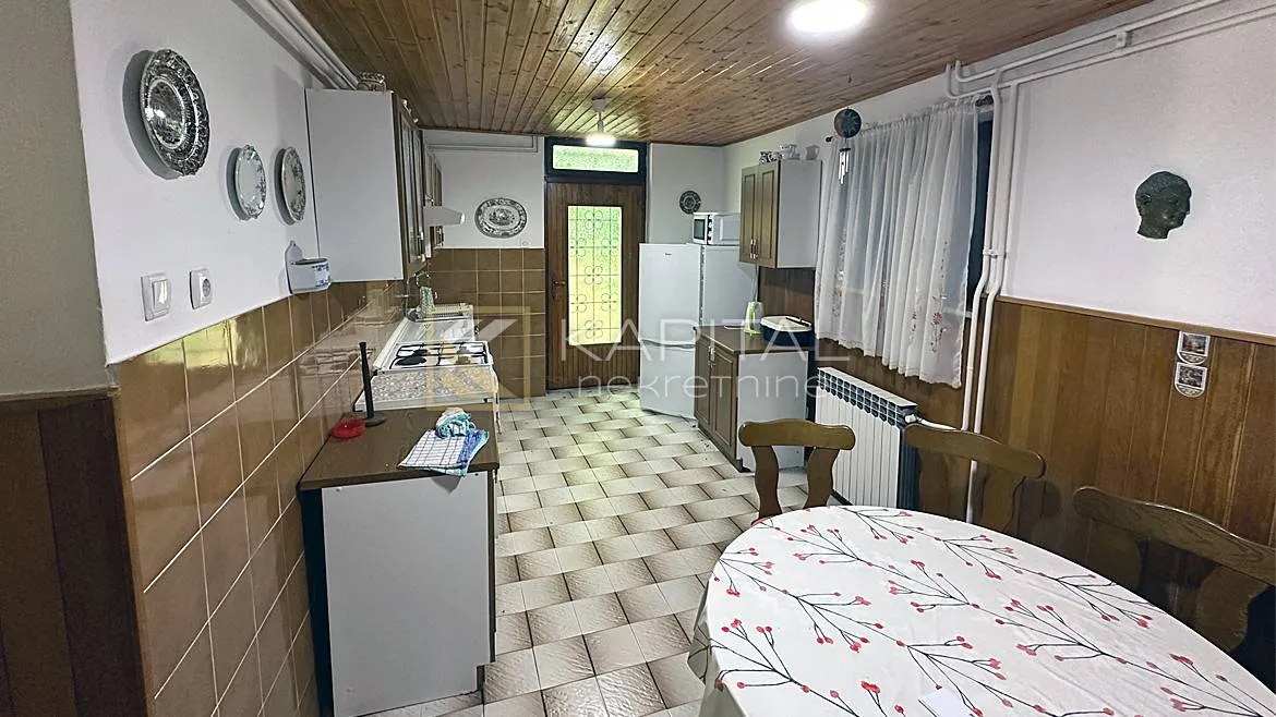 obiteljska kuća s tri stana. - slika 8