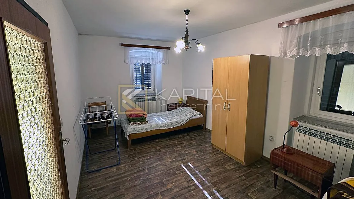 obiteljska kuća s tri stana. - slika 7