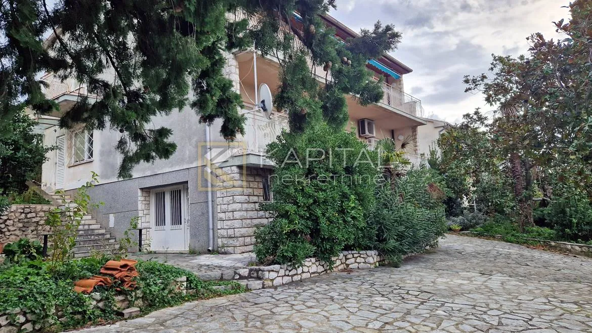 Selce, samostojeća kuća s velikom okućnicom - Selce, Crikvenica
